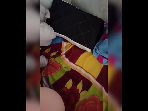 ❤️ Nire gelakidea etxean bakarrik geratzen da, bere senarra oporretara joaten delako eta nik izorratzeko eta ipurdia esnez betetzeko aprobetxatzen dut Super pornoa gugan ❌️